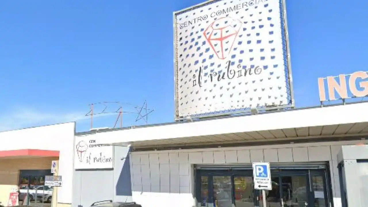 Panico ad Afragola, auto perde il controllo e si schianta all’ingresso del centro commerciale il Rubino: codice giallo per il conducente
