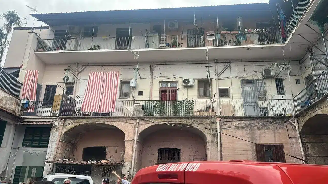 Paura ad Arzano, crolla il solaio di uno stabile: sgomberato l’intero edificio, evacuate 14 famiglie