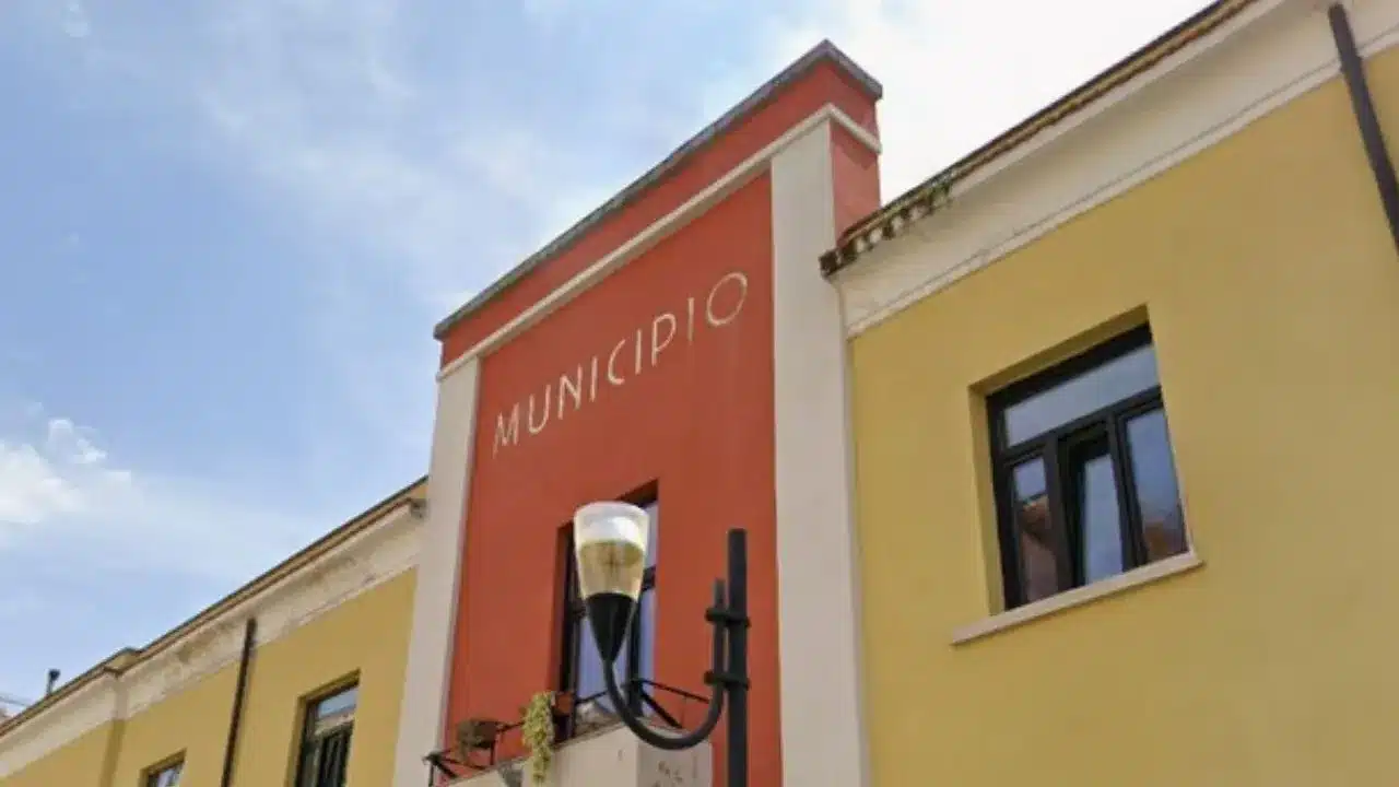 Eboli, aggressione nel Comune: funzionario colpito da un cittadino durante il rilascio della carta d’identità