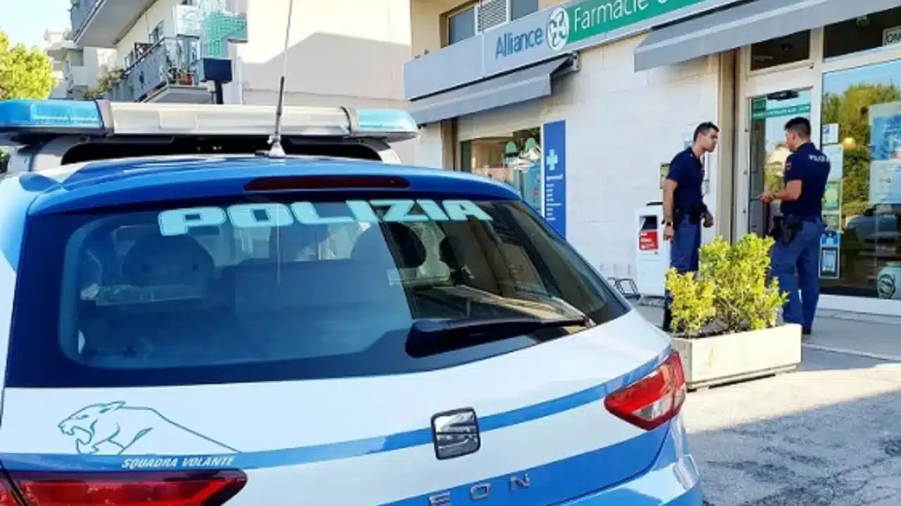 Rapina a mano armata in farmacia a Salerno, uomo armato di coltello minaccia i dipendenti e fugge con l’incasso: indagini in corso