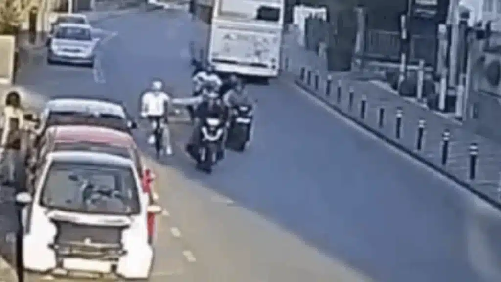 anziano ciclista spinto in via Mazzini Foto: Il Fatto Quotidiano