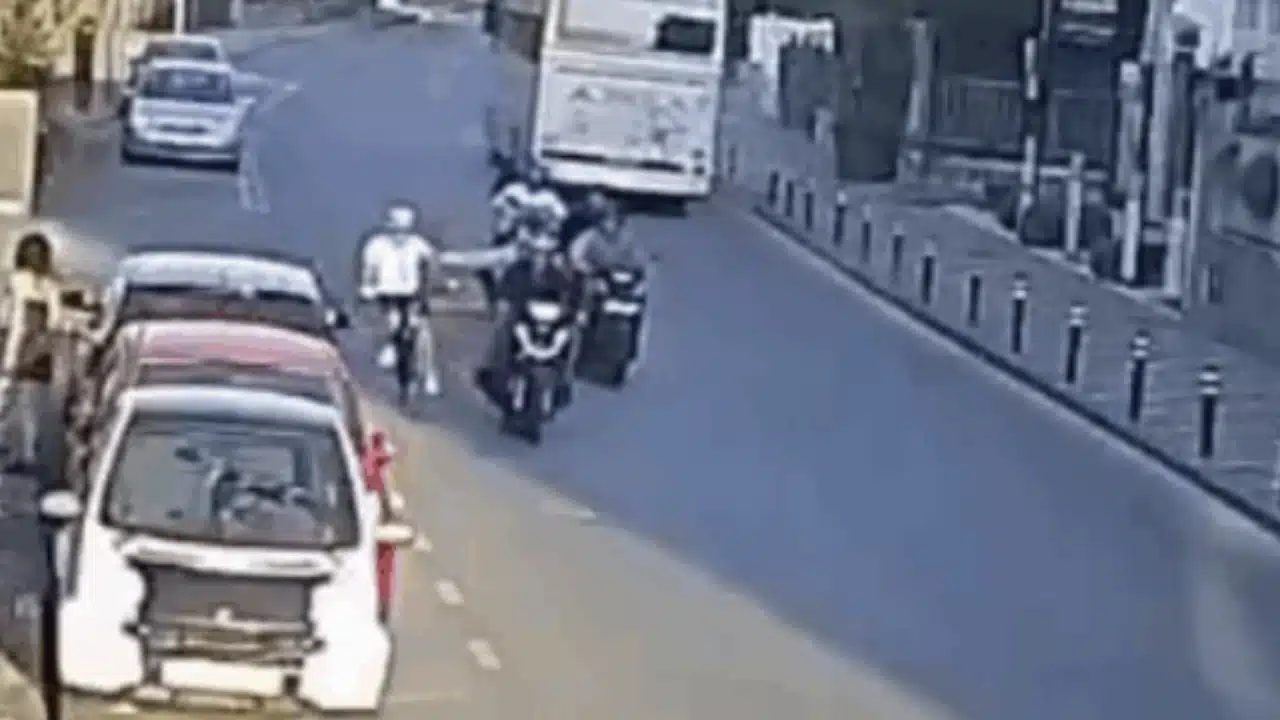 Pompei, anziano ciclista spinto in via Mazzini: minorenne si autodenuncia dopo la svolta delle indagini