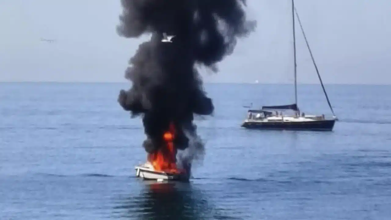 Paura al largo di Procida, incendio su una barca: uomo si getta in mare per salvarsi, decisivo l’intervento dei residenti della Corricella