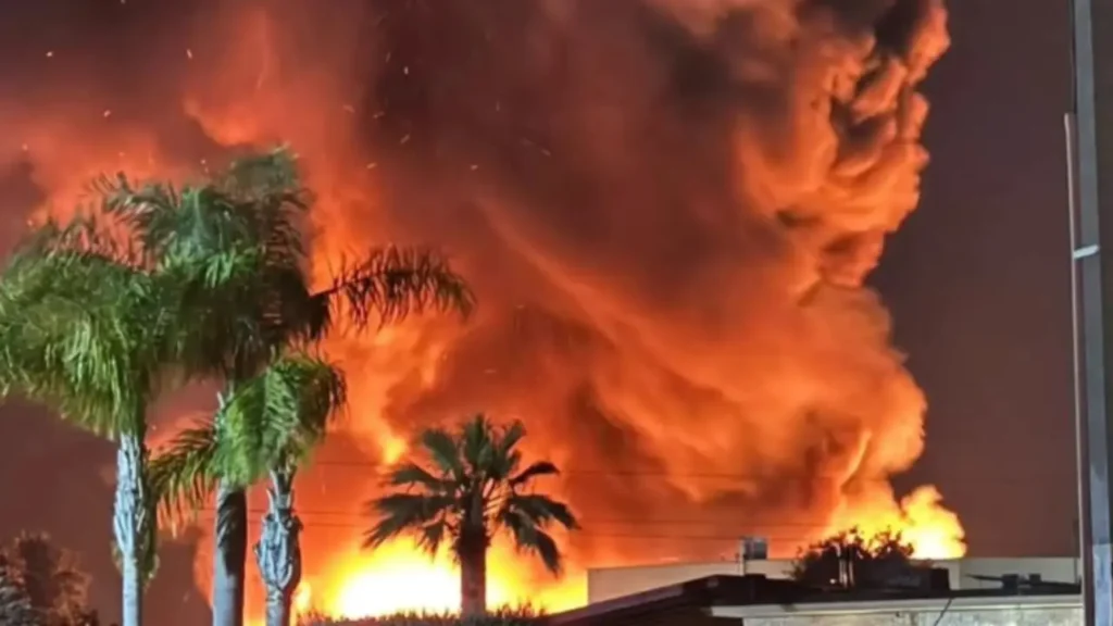 Un'immagine dell'incendio