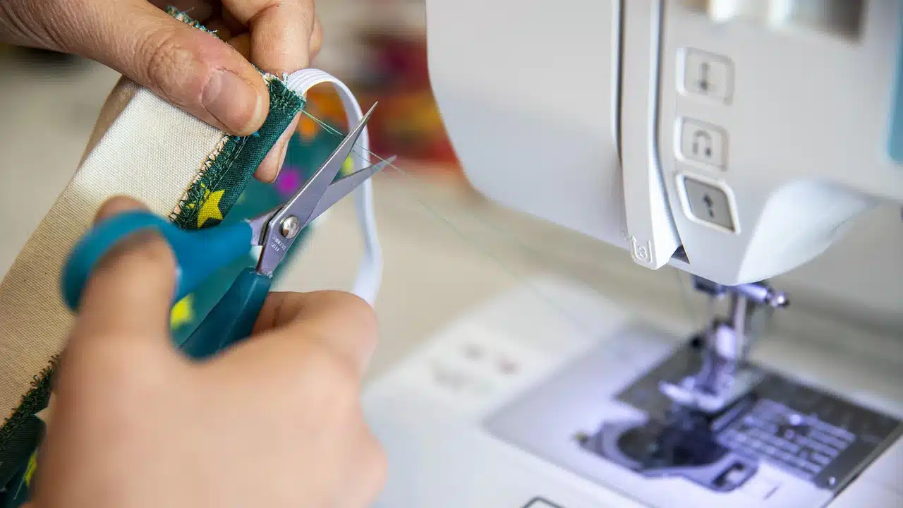 Picchiata e minacciata per mesi per costringerla a cedere gratis la sua sartoria: tre arresti a Sarno