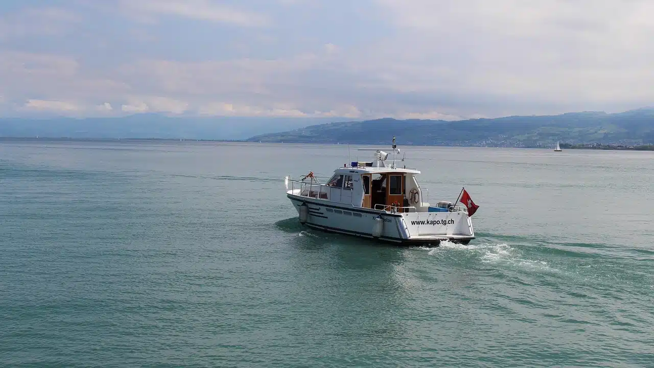Incidente nel porto di Ischia, motonave turistica trascinata da nave veloce Caremar: un marinaio si tuffa per salvarsi