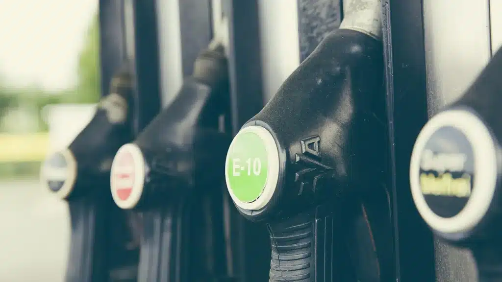 fare rifornimento benzina - immagine di repertorio
