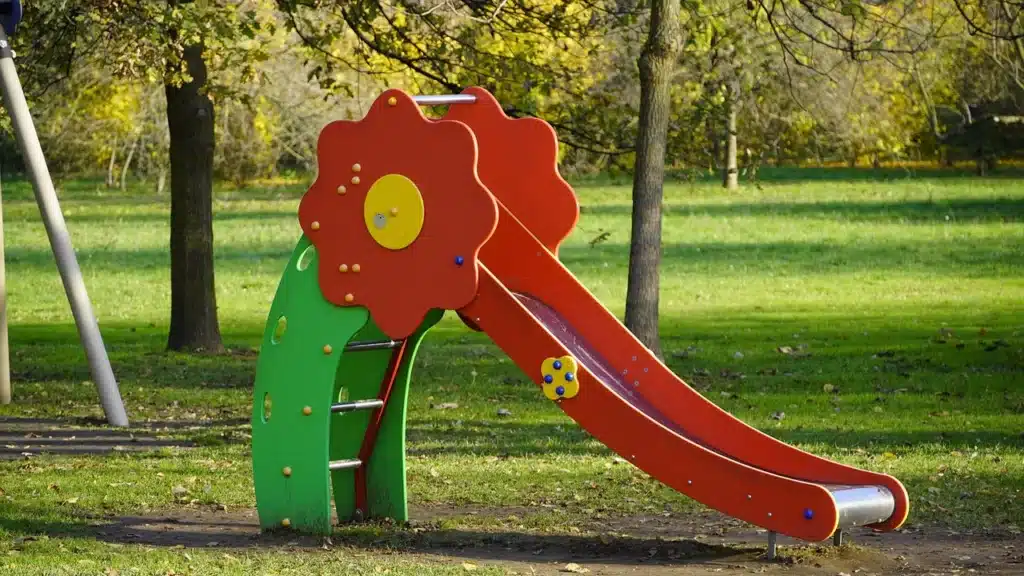 Scivolo al parco giochi - immagini di repertorio