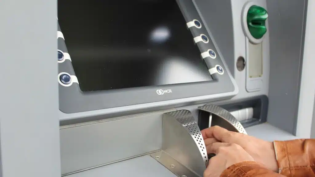 Uomo preleva al Bancomat - immagine di repertorio