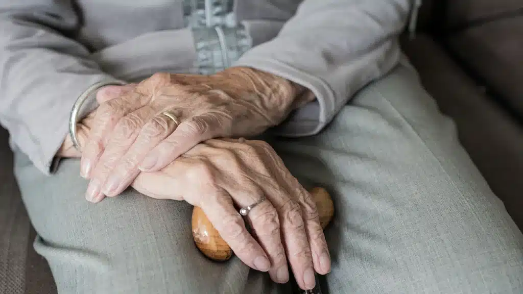 mani di una donna anziana - immagine di repertorio