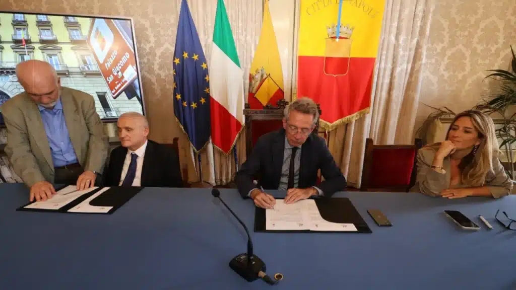 il sindaco Gaetano Manfredi con il rappresentante legale dell’Uici Napoli Foto: Comune di Napoli
