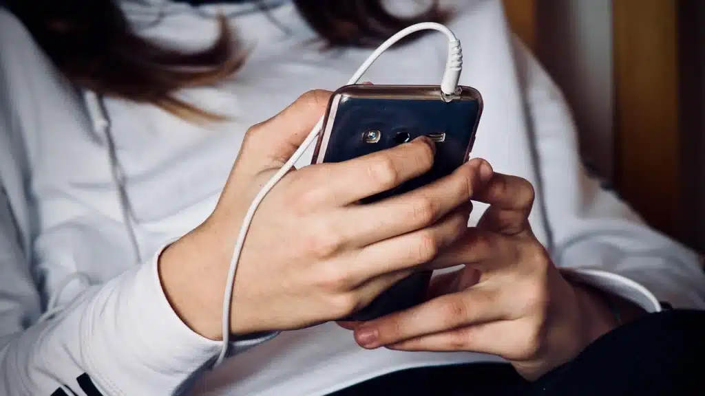 adolescente con il cellulare - immagine di repertorio