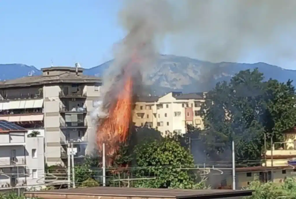 incendio a Pontecagnano foto: Il Corriere della sera