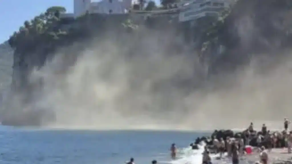 frana sulla spiaggia del Pezzolo Foto: Il Corriere