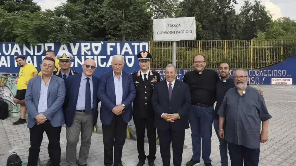 targa dedicata a San Giovanni Paolo II Foto: Il Roma