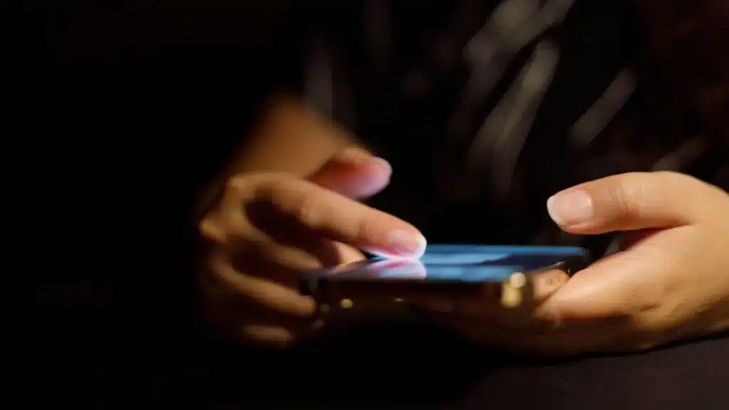 Persona con cellulare-Immagine di repertorio