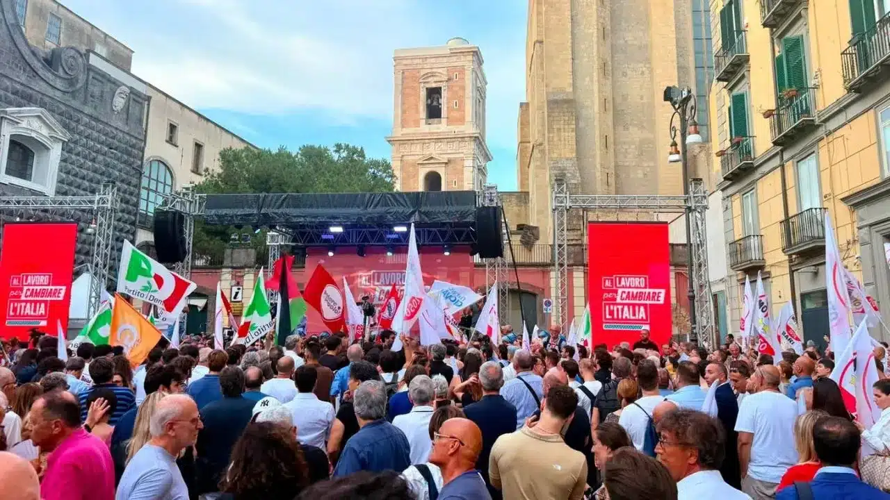 Potere al Popolo attacca il Campo Largo a Napoli: “Manifestazione flop, pochissime persone”, scatta la protesta