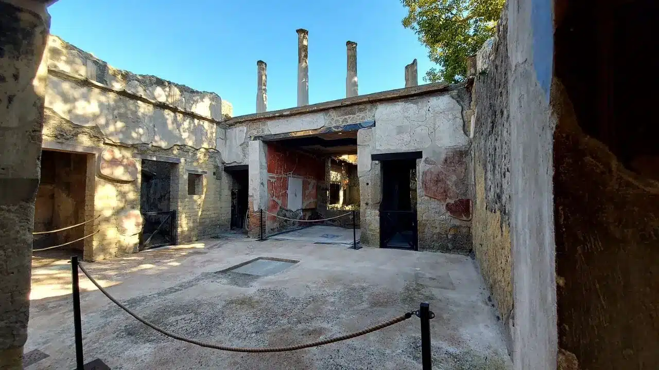 Ercolano, riapre la Casa del Mobilio Carbonizzato dopo 30 anni: il tesoro romano torna alla luce, restaurata la domus