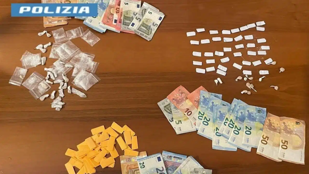 Colpo allo spaccio a Piazza Garibaldi: fermati due giovani con 400 pasticche di droga, blitz della Polizia