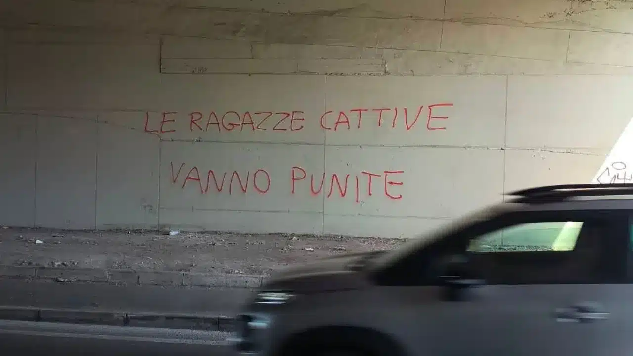 Ercolano, scritta choc sul muro all’uscita dell’autostrada: “Le cattive ragazze vanno punite”