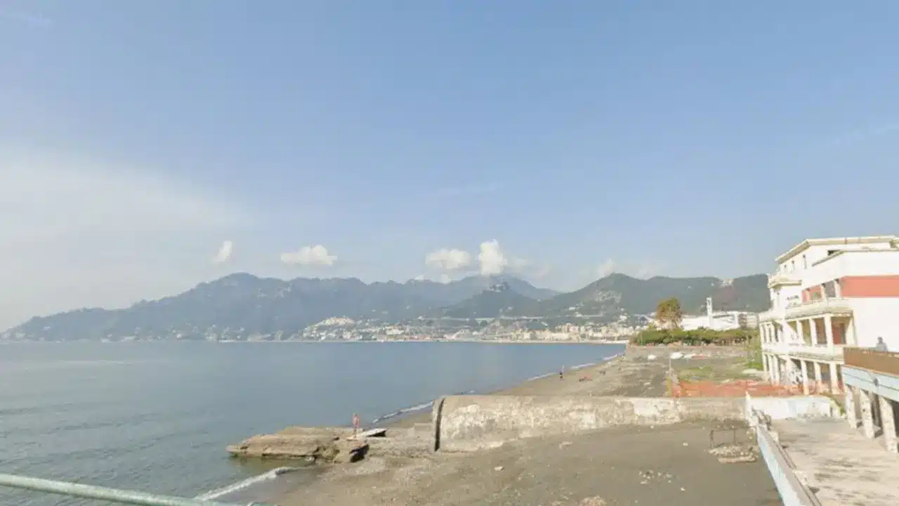 Universo Beach a Salerno, il M5S chiede chiarezza dopo il ripascimento. L’ex sindaco di Baronissi Valiante: “Presenza batterica dieci volte oltre i limiti di legge”