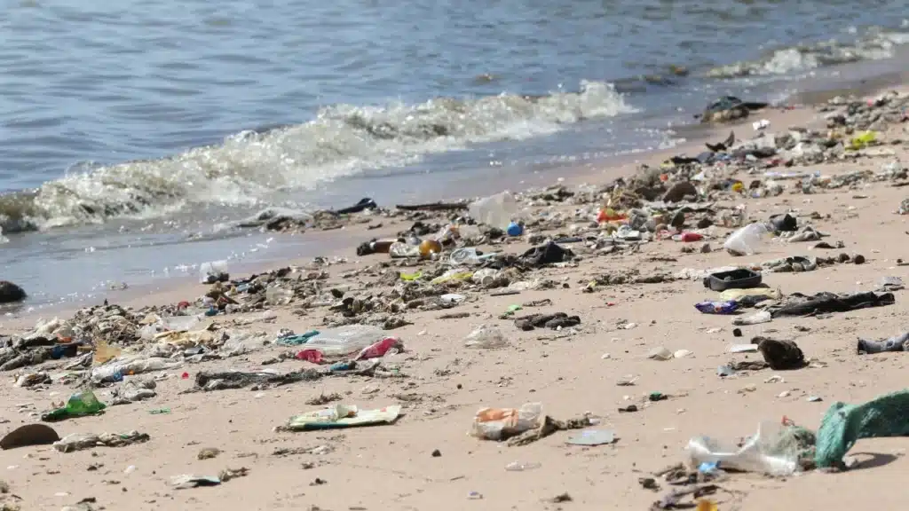 Rifiuti in spiaggia-Immagine di repertorio