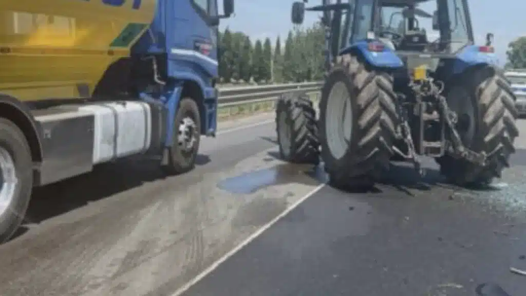 Trattore perde i bracci anteriori foto: Il Mattino