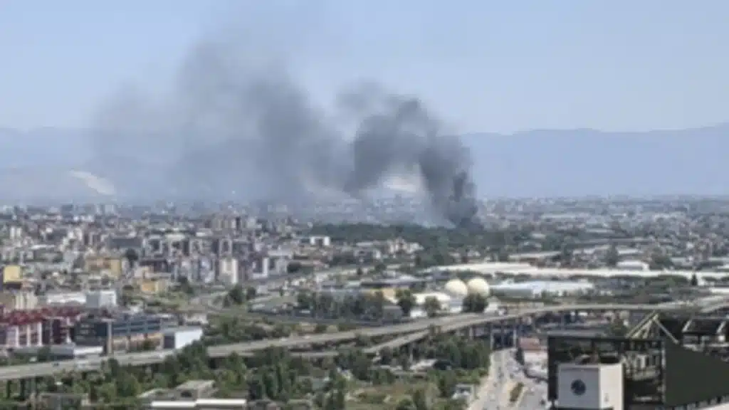 Incendio vicino alla stazione della Circumvesuviana a Casoria