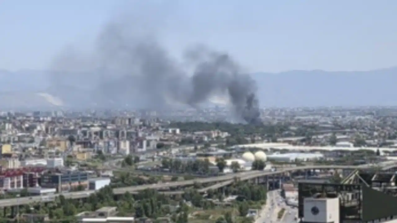 Paura a Casoria, incendio vicino alla stazione della Circumvesuviana: fumo nero visibile da chilometri