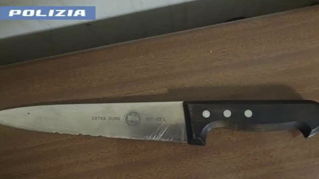 Paura a Battipaglia, rapina a mano armata nel cortile di casa: minaccia la vittima con un coltello e viene arrestato