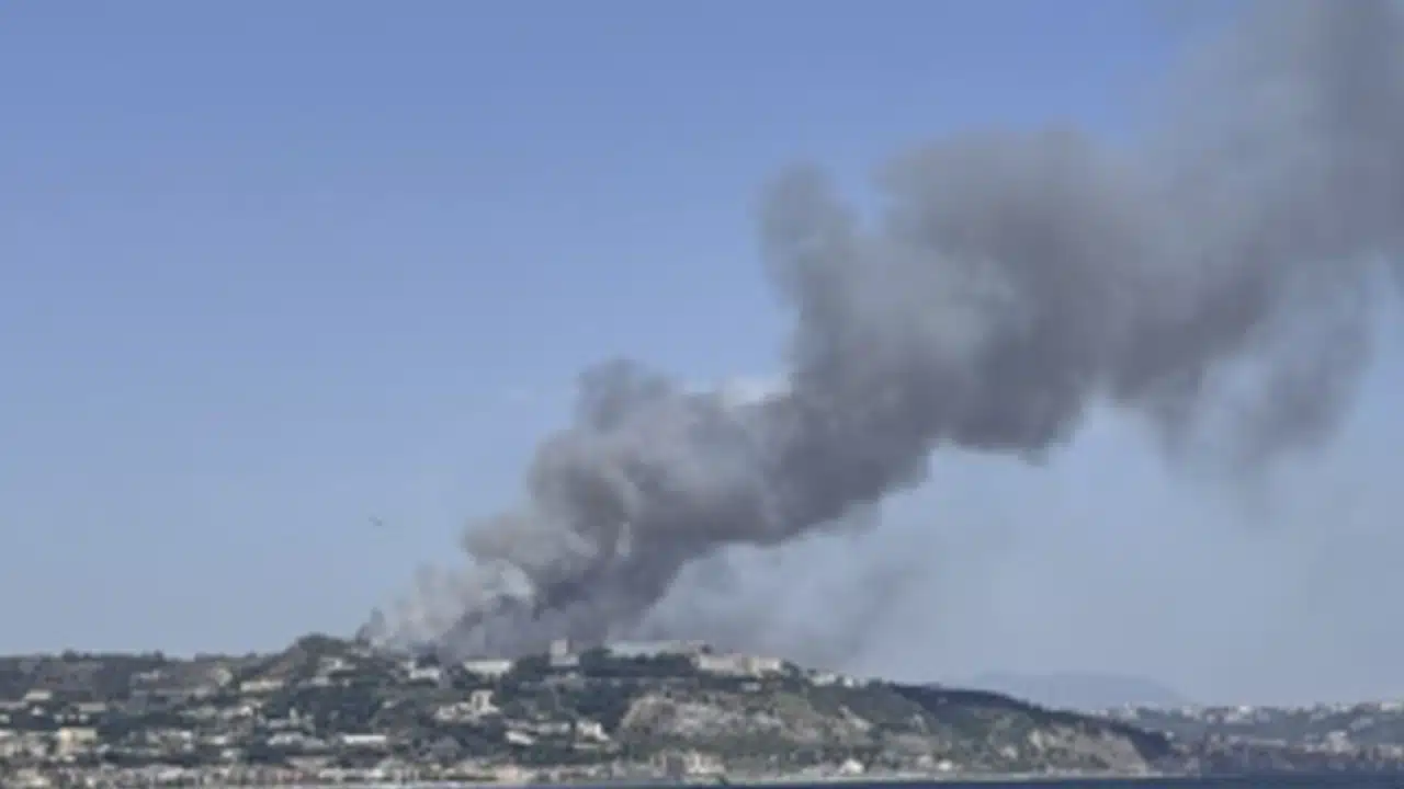Paura a Pozzuoli, un grosso incendio divampa vicino all’Accademia Aeronautica: alta colonna di fumo visibile da tutta l’area flegrea