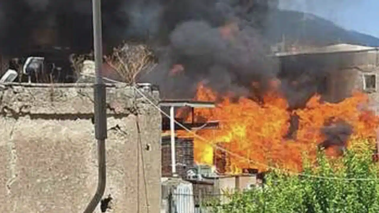 Incendio a Striano, paura per le fiamme in una vecchia fabbrica di conserve: vigili del fuoco al lavoro, scatta l’allerta per i residenti
