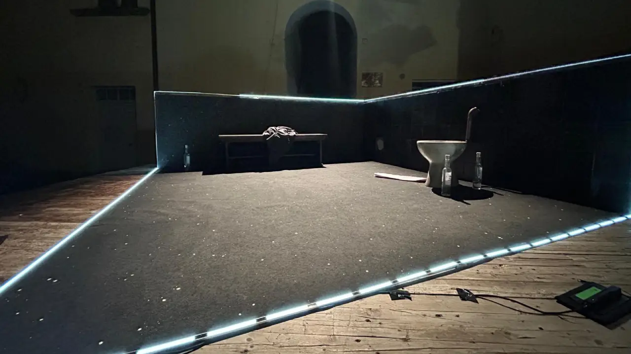 “Se puoi sognarlo.. devi farlo”, tra leggende metropolitane e momenti di grande teatro al Real Orto Botanico di Napoli con “Caivano Dreamin” di Fulvio Sacco